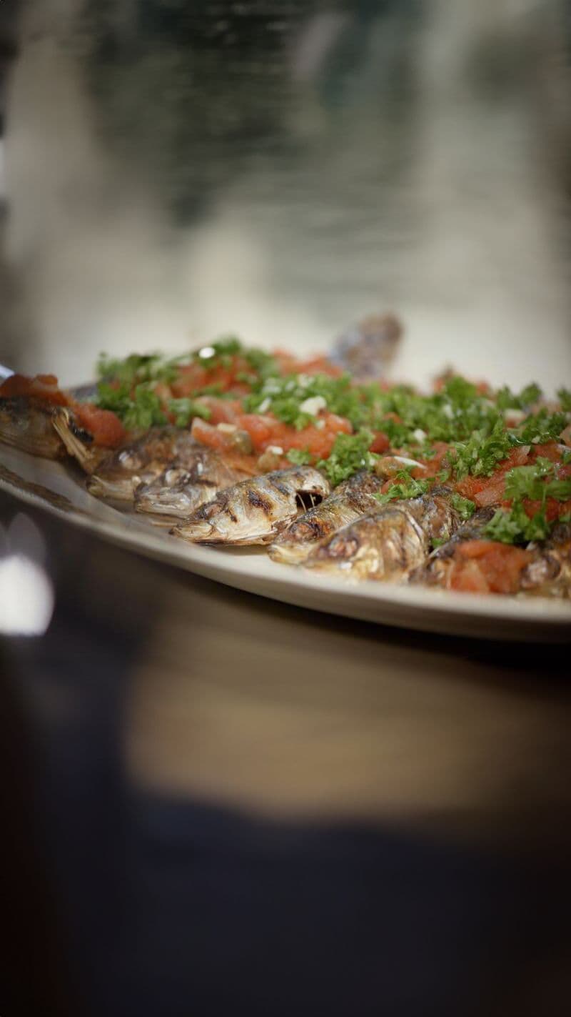 Gegrilde sardines met lauwe tomatensalsa en pizzacrackers