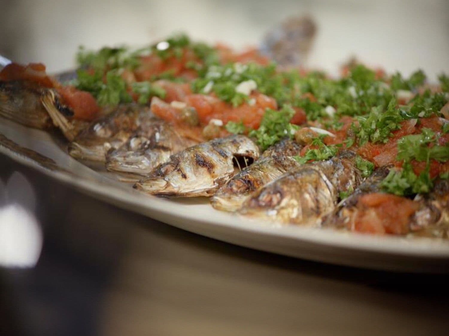 Gegrilde sardines met lauwe tomatensalsa en pizzacrackers