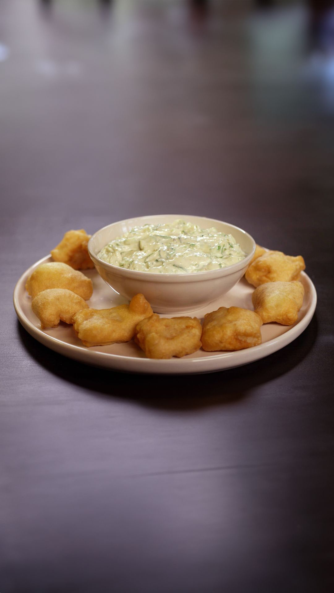 Visbeignets en een aioli-dip met zeewier