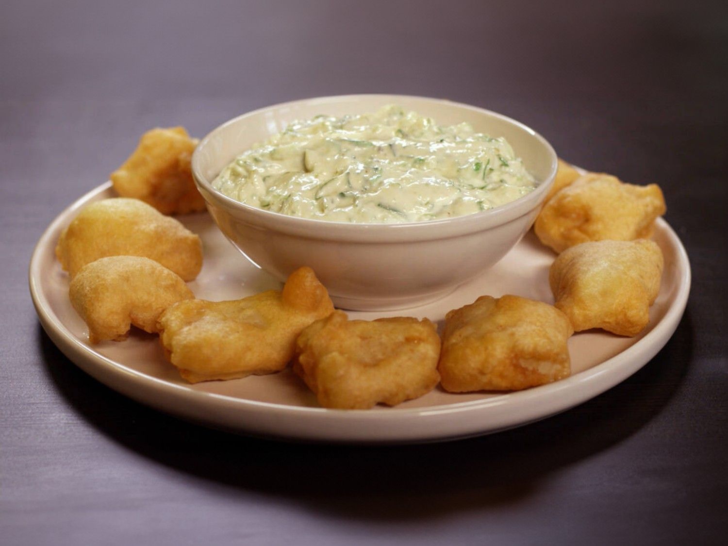 Visbeignets en een aioli-dip met zeewier