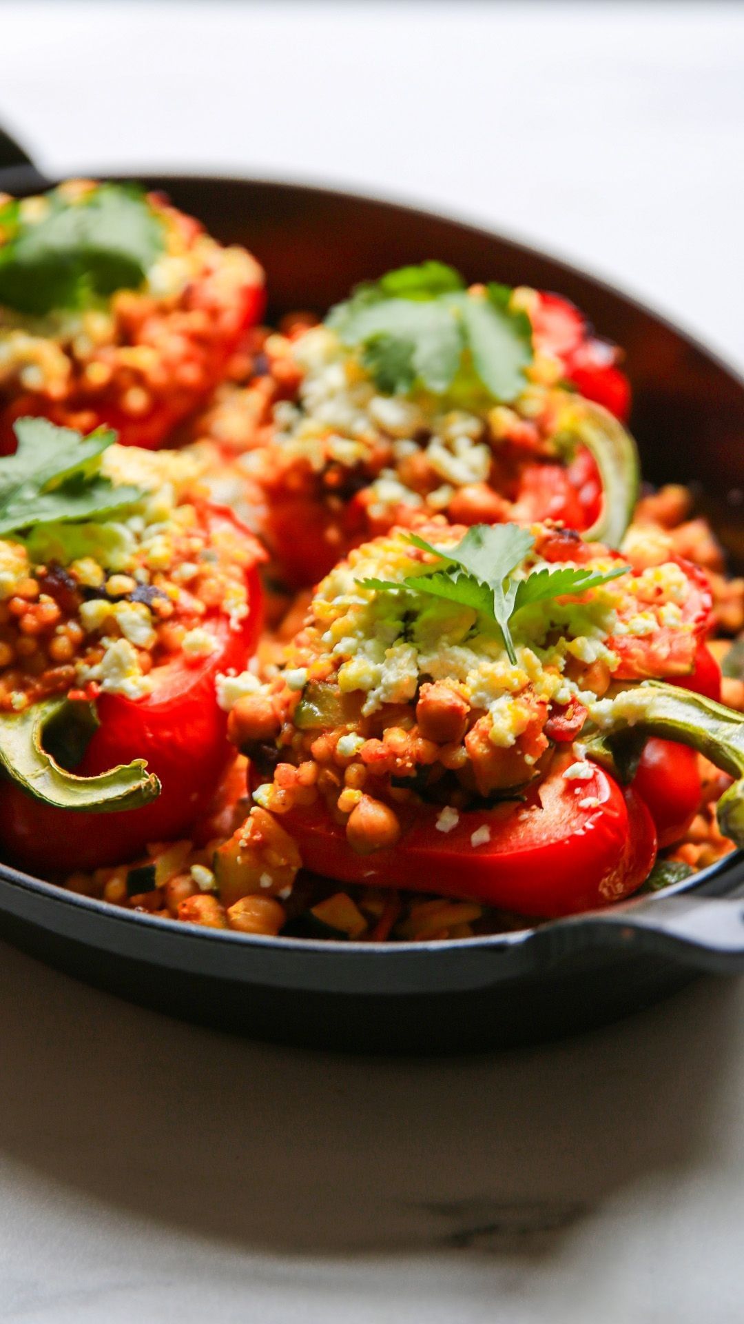 Gevulde paprika met couscous, kikkererwten en feta