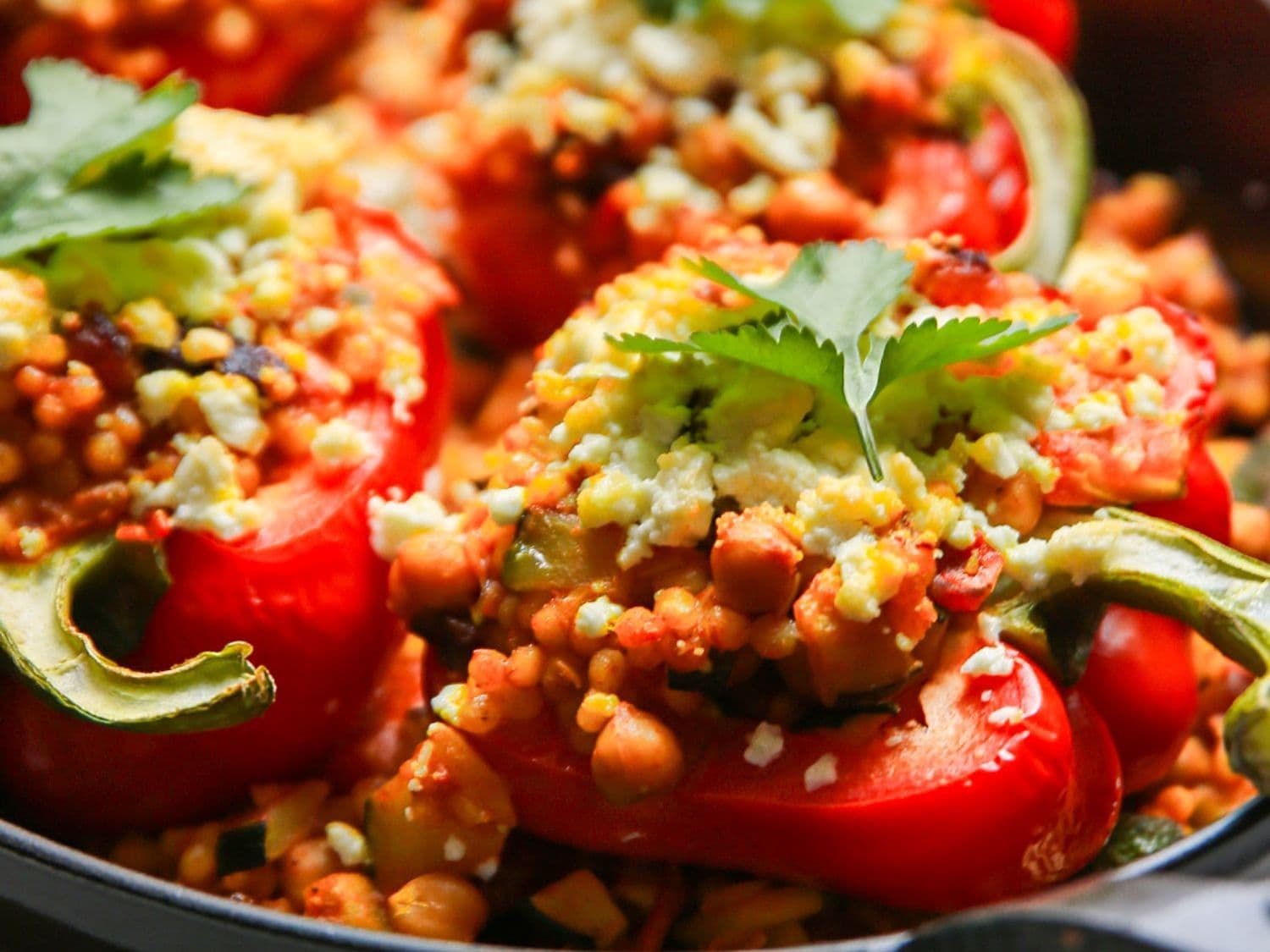 Gevulde paprika met couscous, kikkererwten en feta