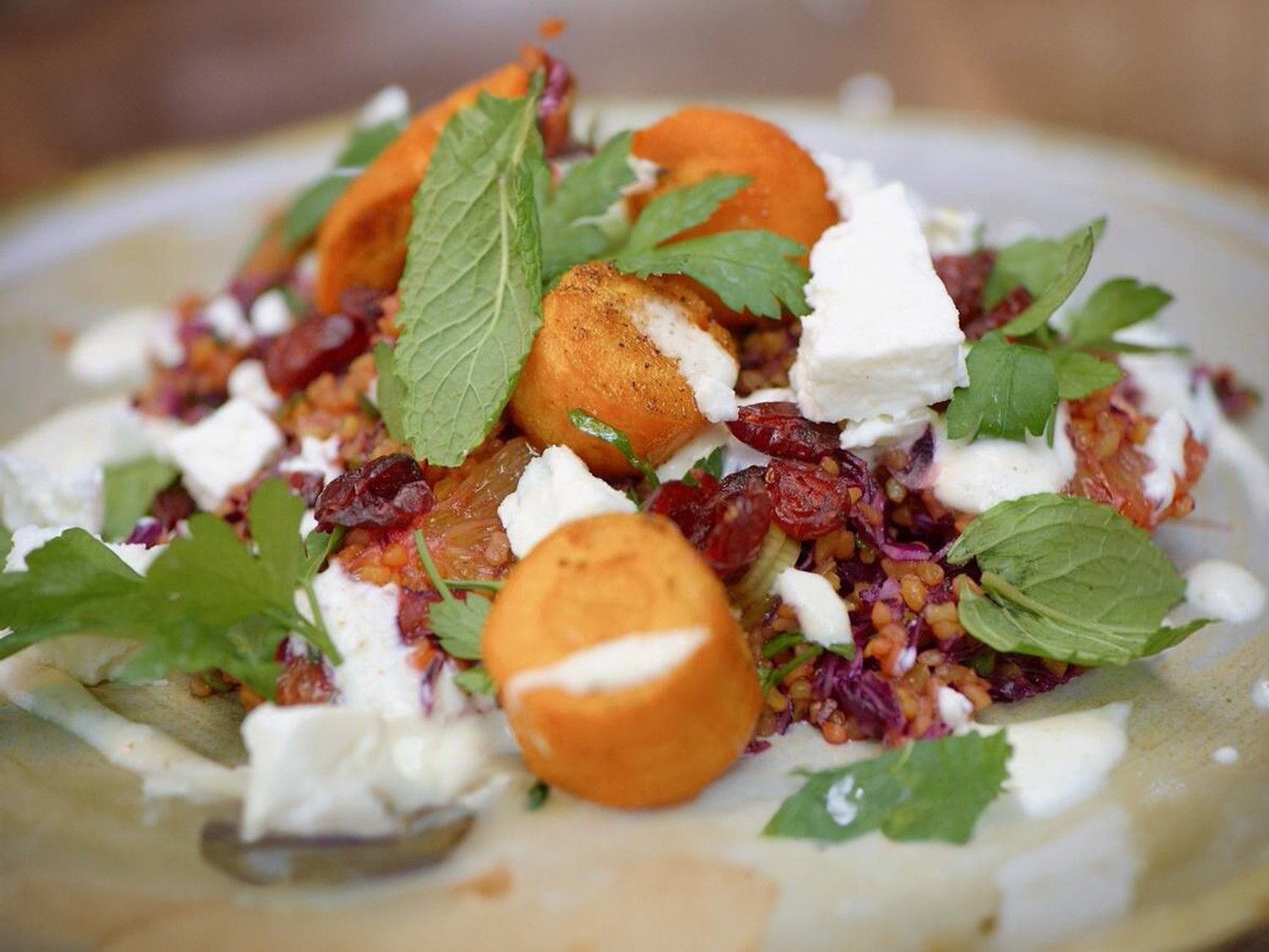 Winterse bulgursalade met bloedappelsien en fetayoghurt