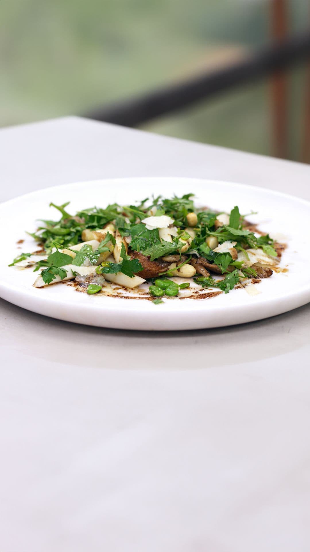Lauwe salade van witte asperges & friends