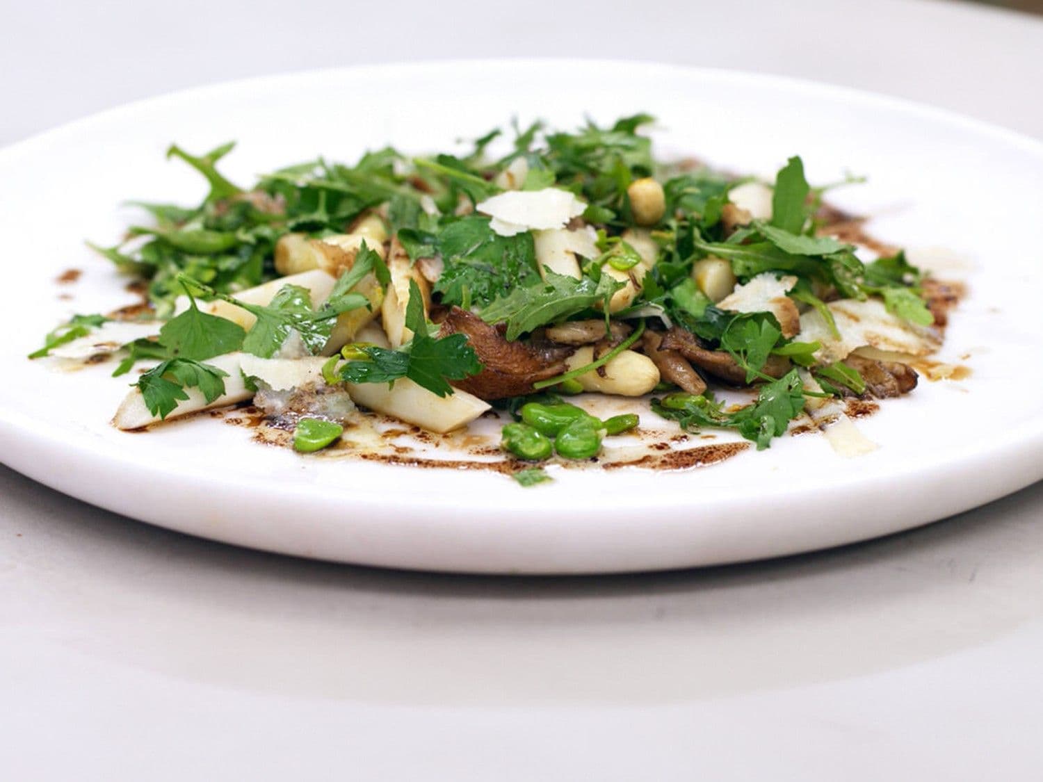 Lauwe salade van witte asperges & friends