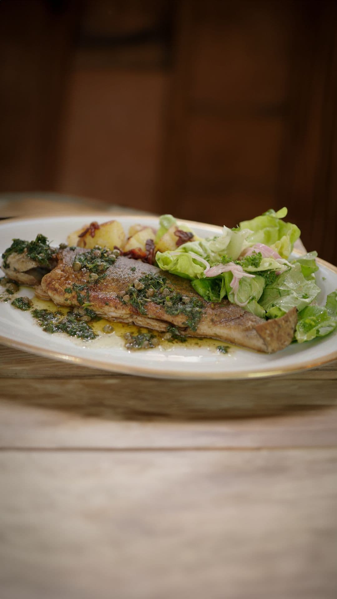 Forel Meunière, gebakken aardappel met spekjes en kropsla
