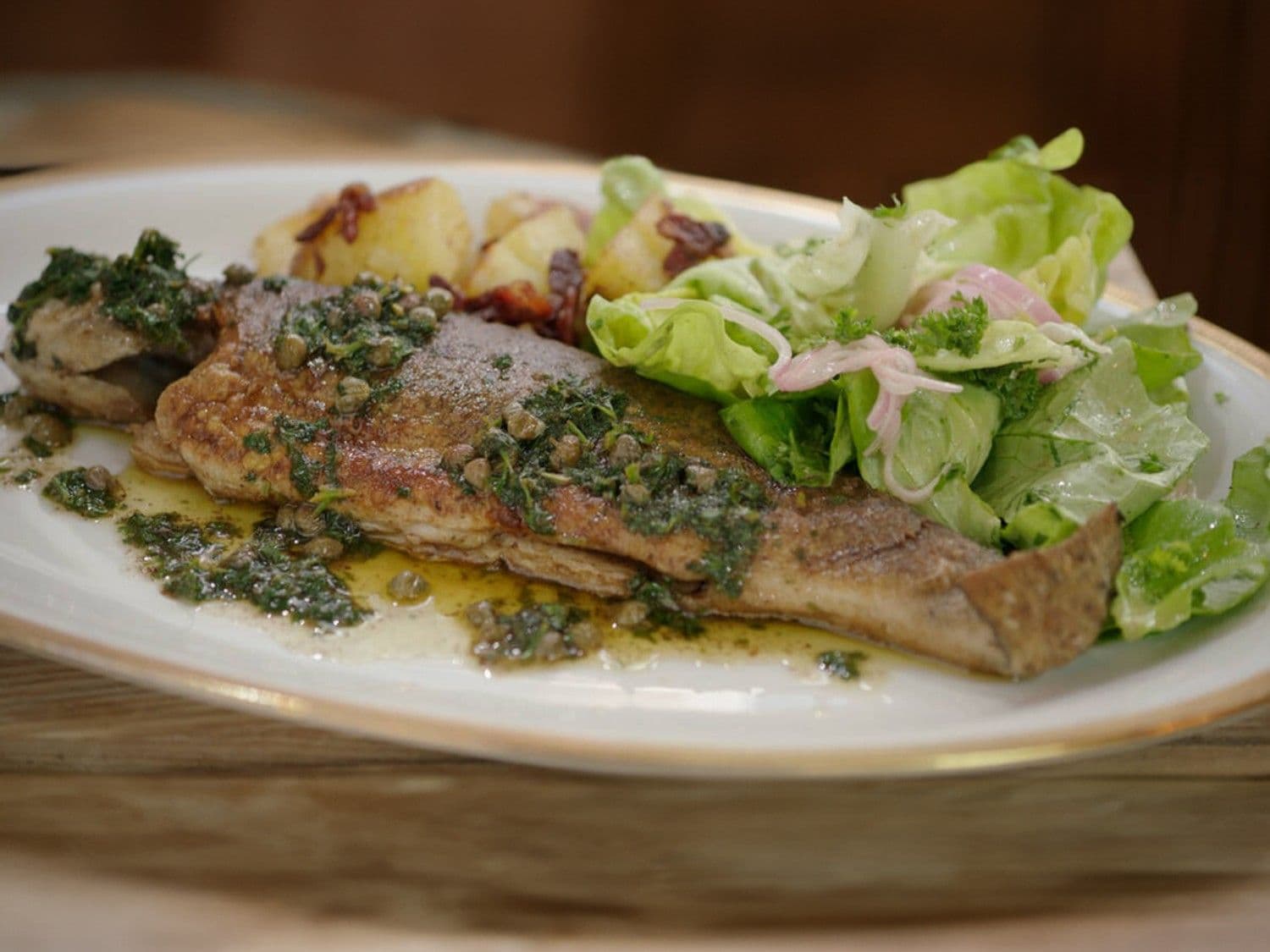 Forel Meunière, gebakken aardappel met spekjes en kropsla