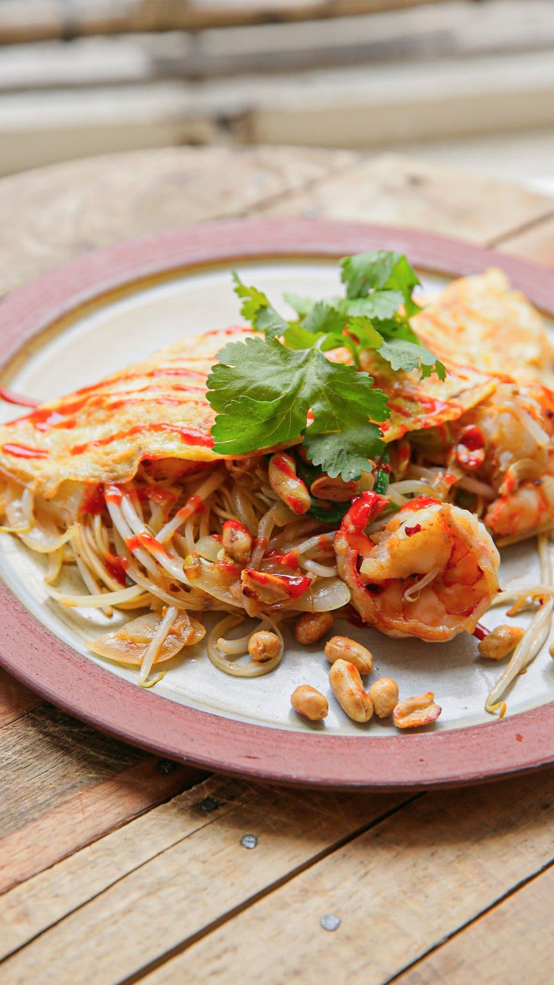 Gevulde omelet met pad thai en scampi's