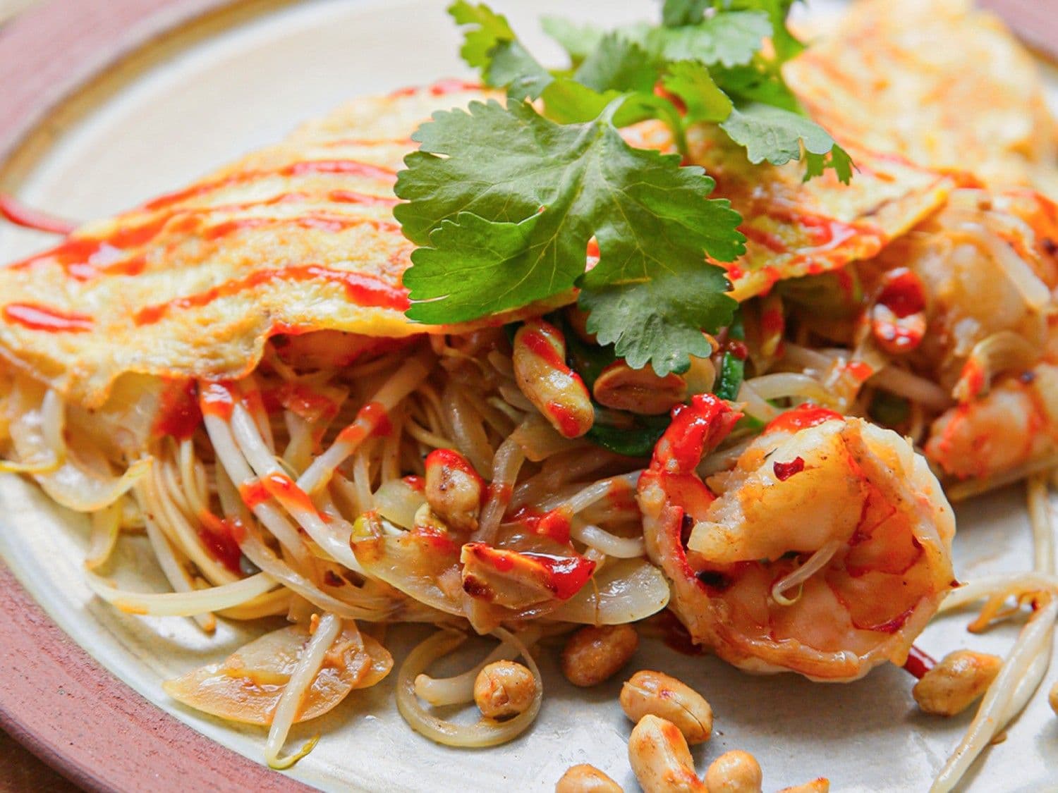 Gevulde omelet met pad thai en scampi's