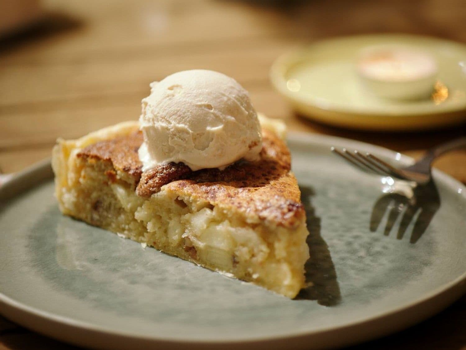 Frangipanetaart met peer, pecannoten en speculaasijs