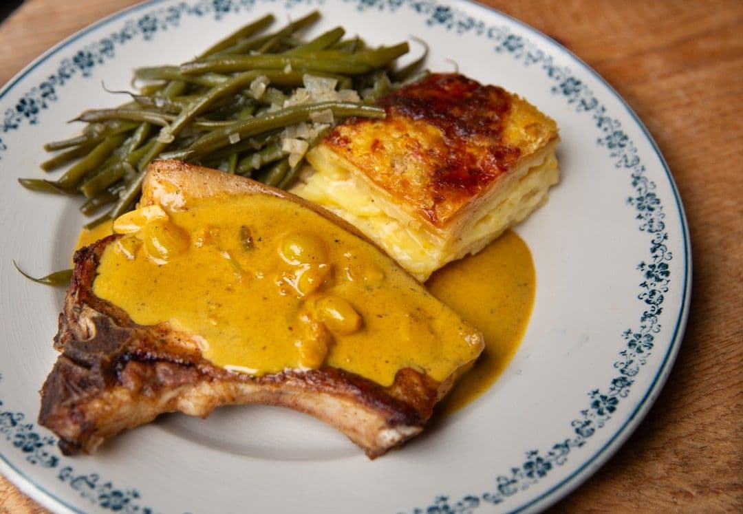 Varkenskotelet met picklessaus, gratin dauphinois en boontjes