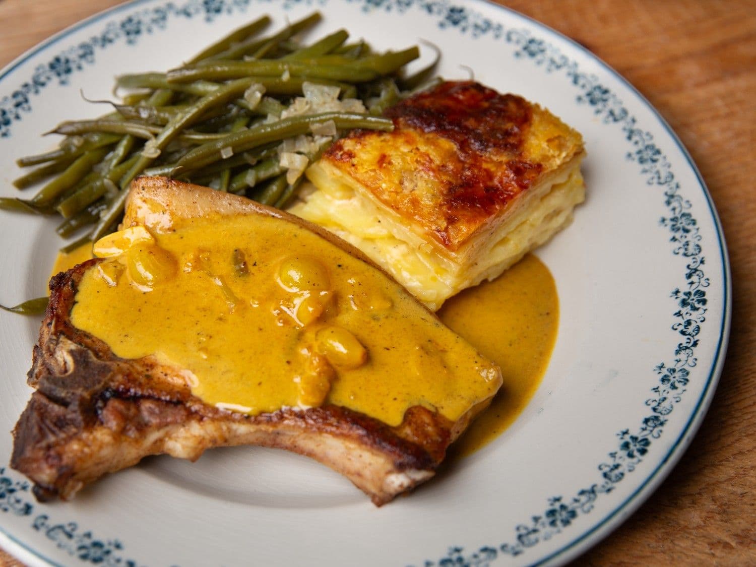 Varkenskotelet met picklessaus, gratin dauphinois en boontjes