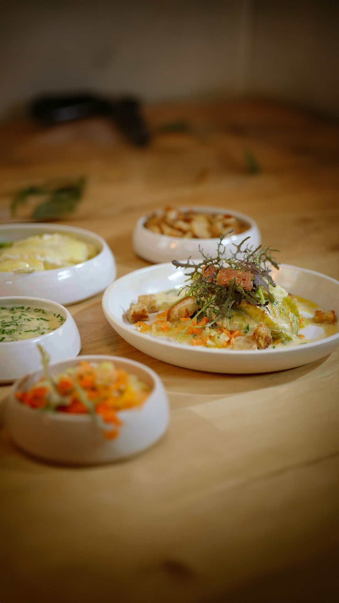 Gebraiseerde kropslaharten met brie en mosterdsla
