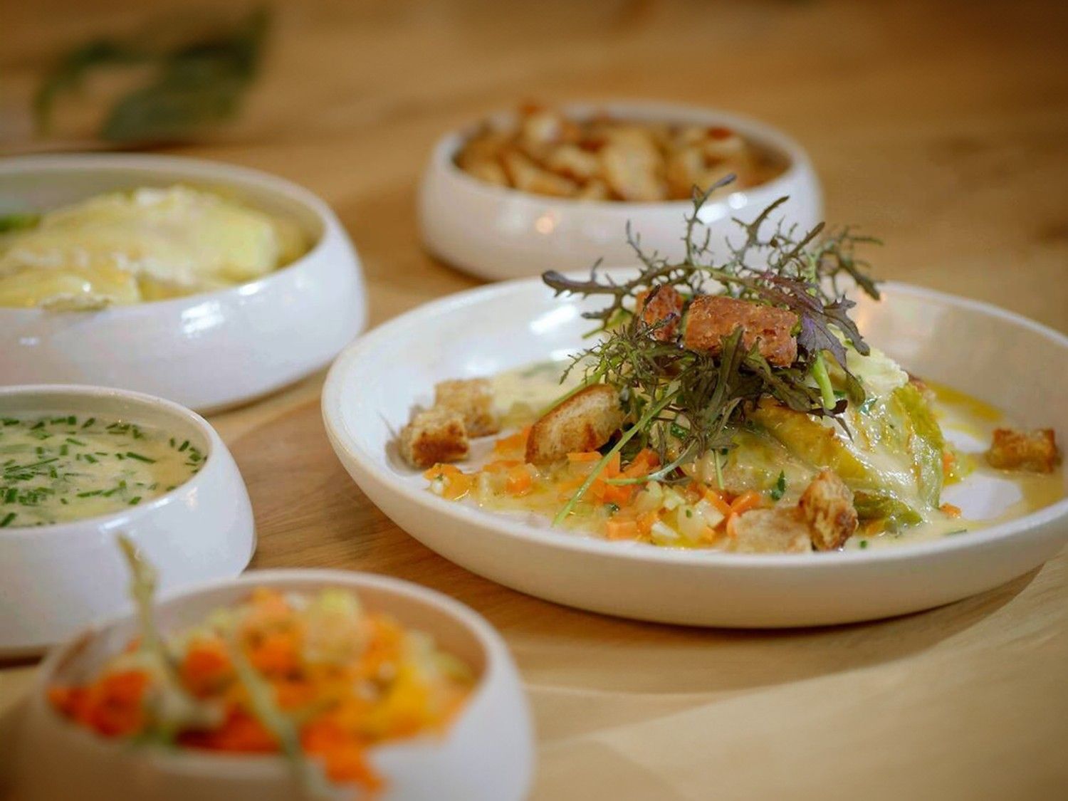 Gebraiseerde kropslaharten met brie en mosterdsla