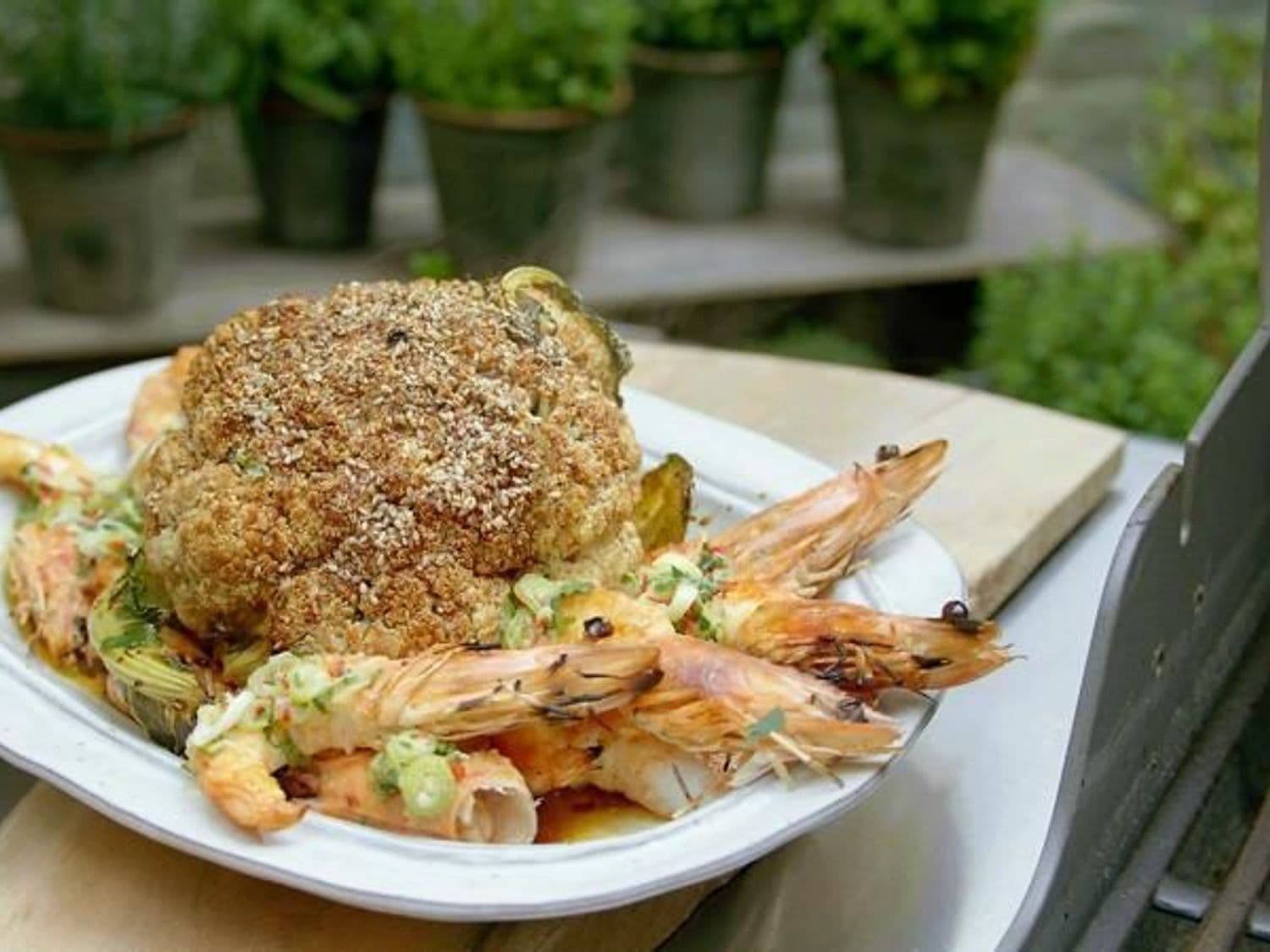 Gegrilde gamba's met geroosterde bloemkoolsalade