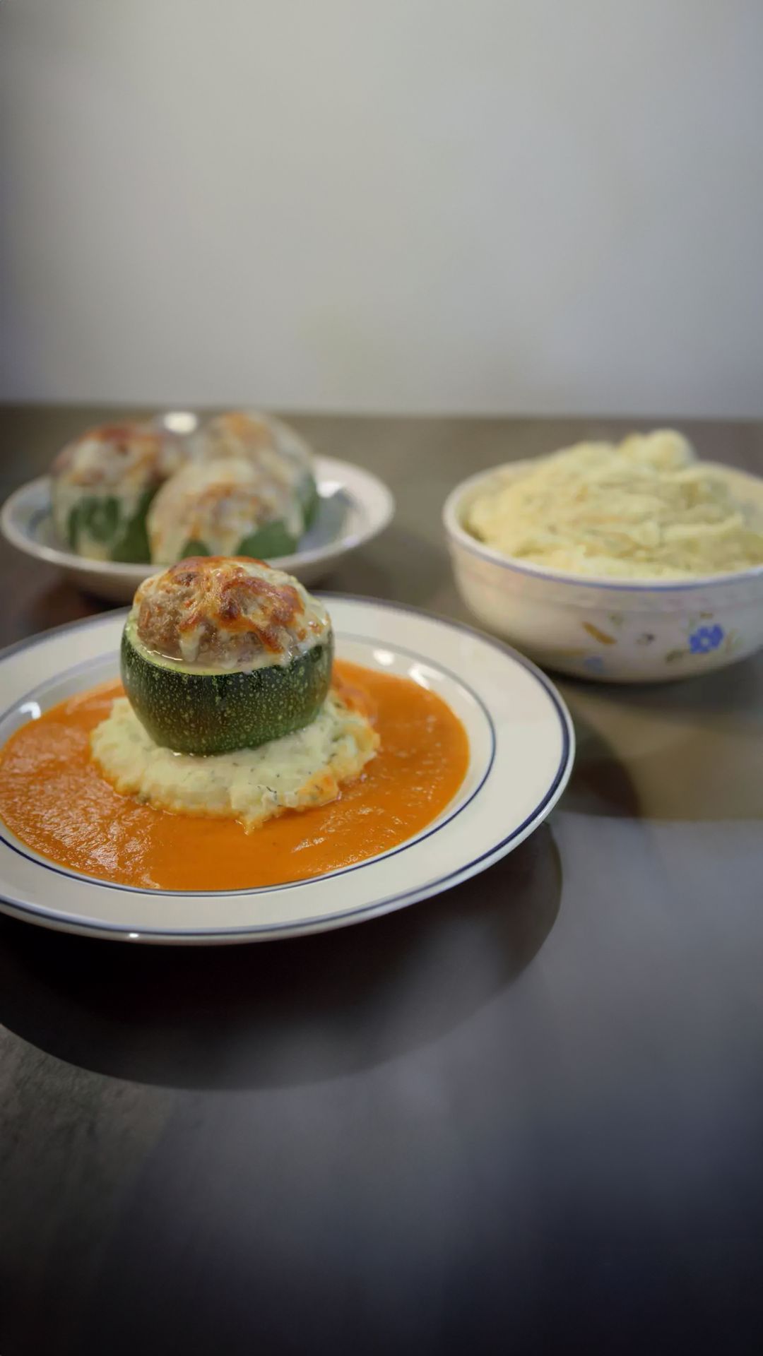 Gevulde courgette met tijmpuree en paprikacoulis