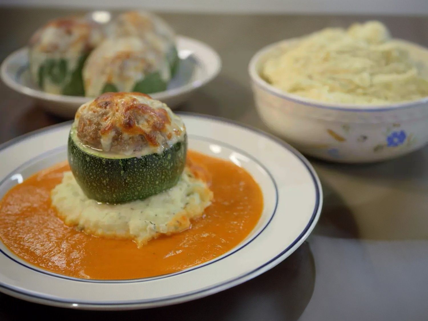 Gevulde courgette met tijmpuree en paprikacoulis