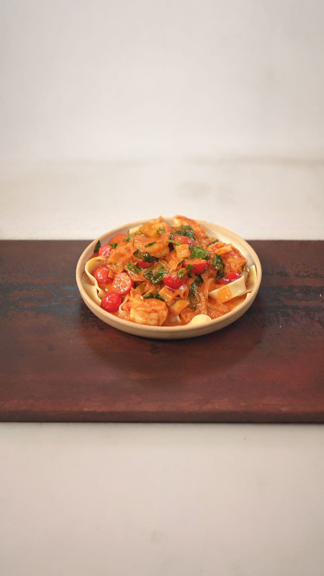 Pasta met scampi, gebakken courgette, kerstomaatjes en spinazie