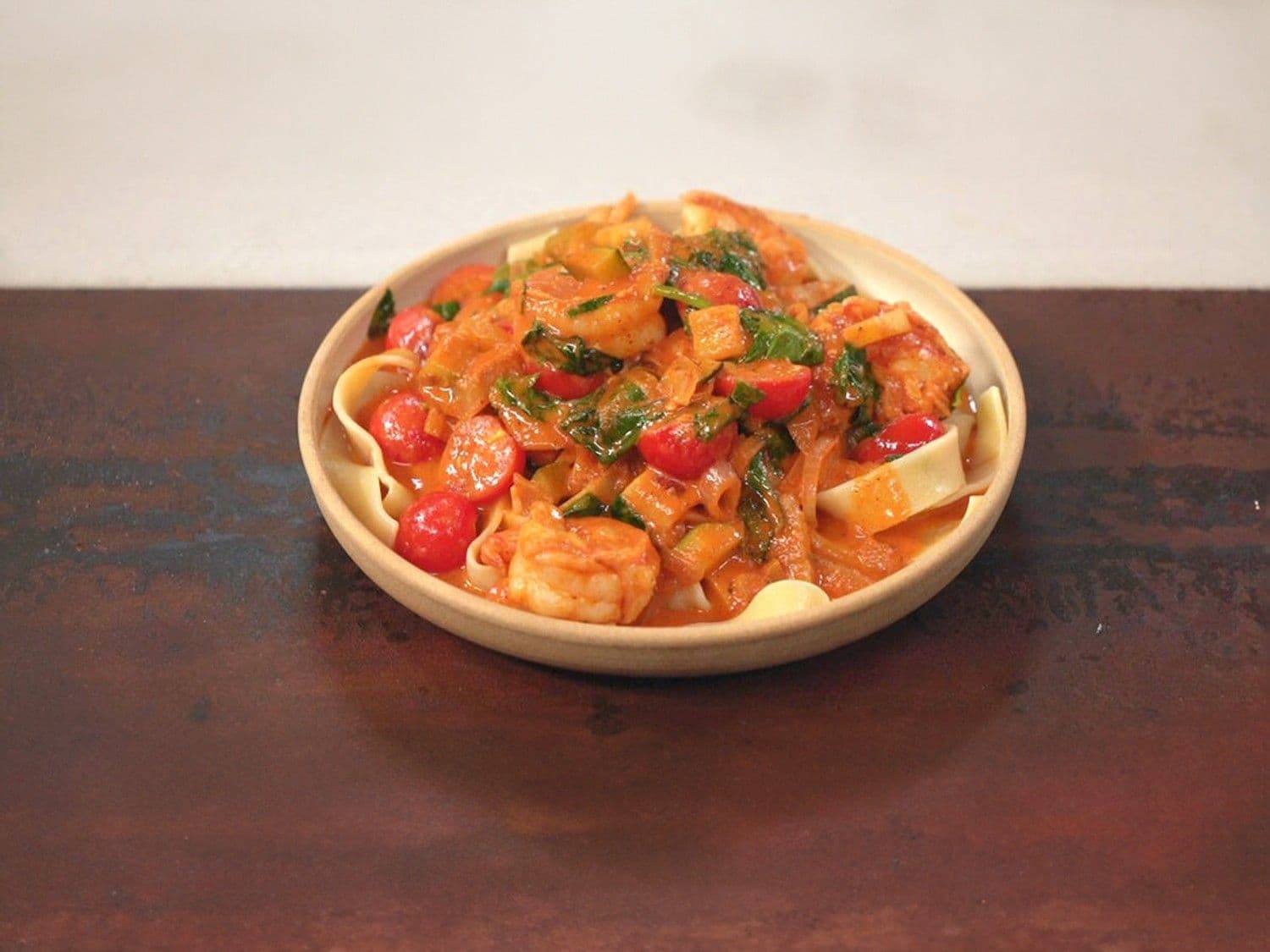 Pasta met scampi, gebakken courgette, kerstomaatjes en spinazie