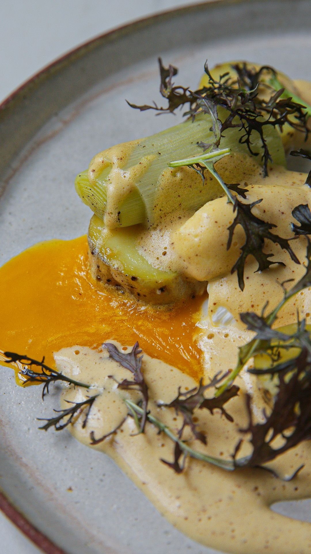 Gekonfijte aardappel met prei, gepocheerd ei en dijonaise