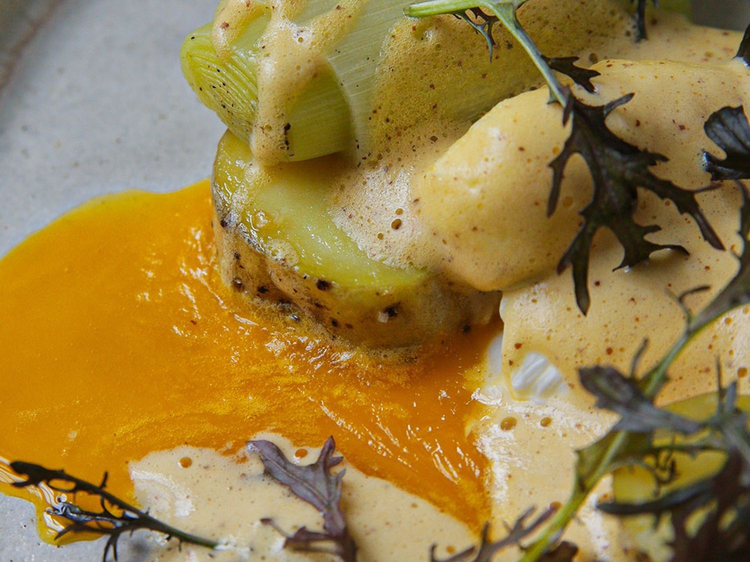 Gekonfijte aardappel met prei, gepocheerd ei en dijonaise
