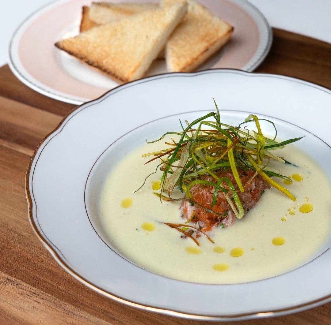 Vichyssoise met zalmtartaar, toast en krokante prei