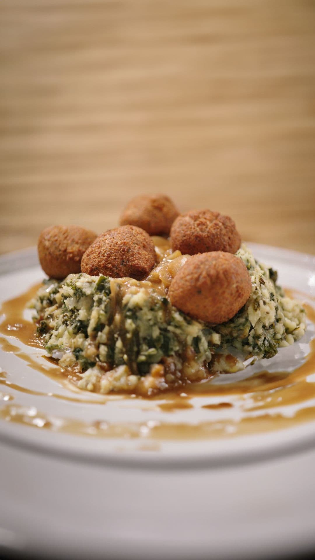 Falafel van pompoen met uiensaus en stoemp van boerenkool
