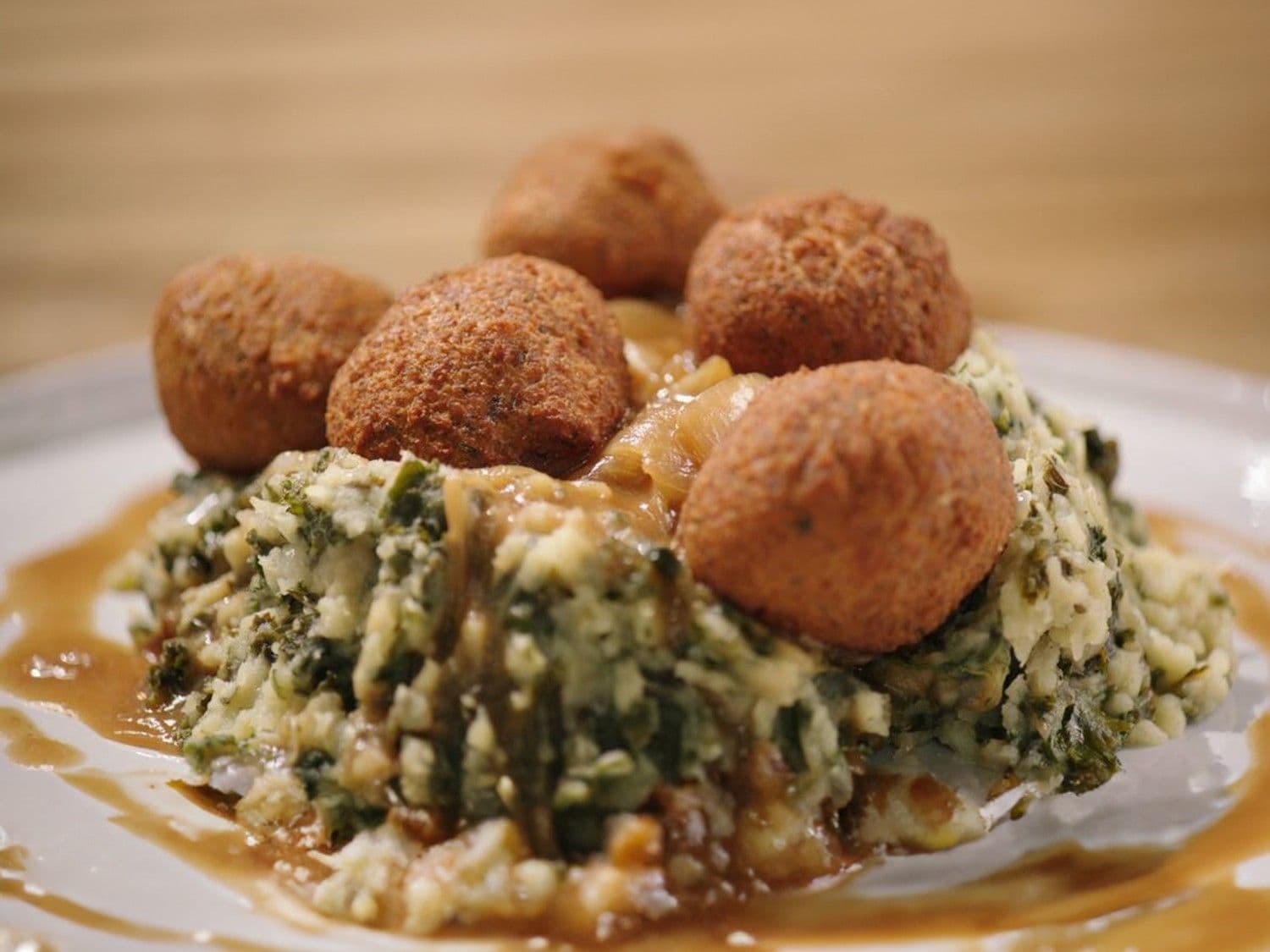 Falafel van pompoen met uiensaus en stoemp van boerenkool