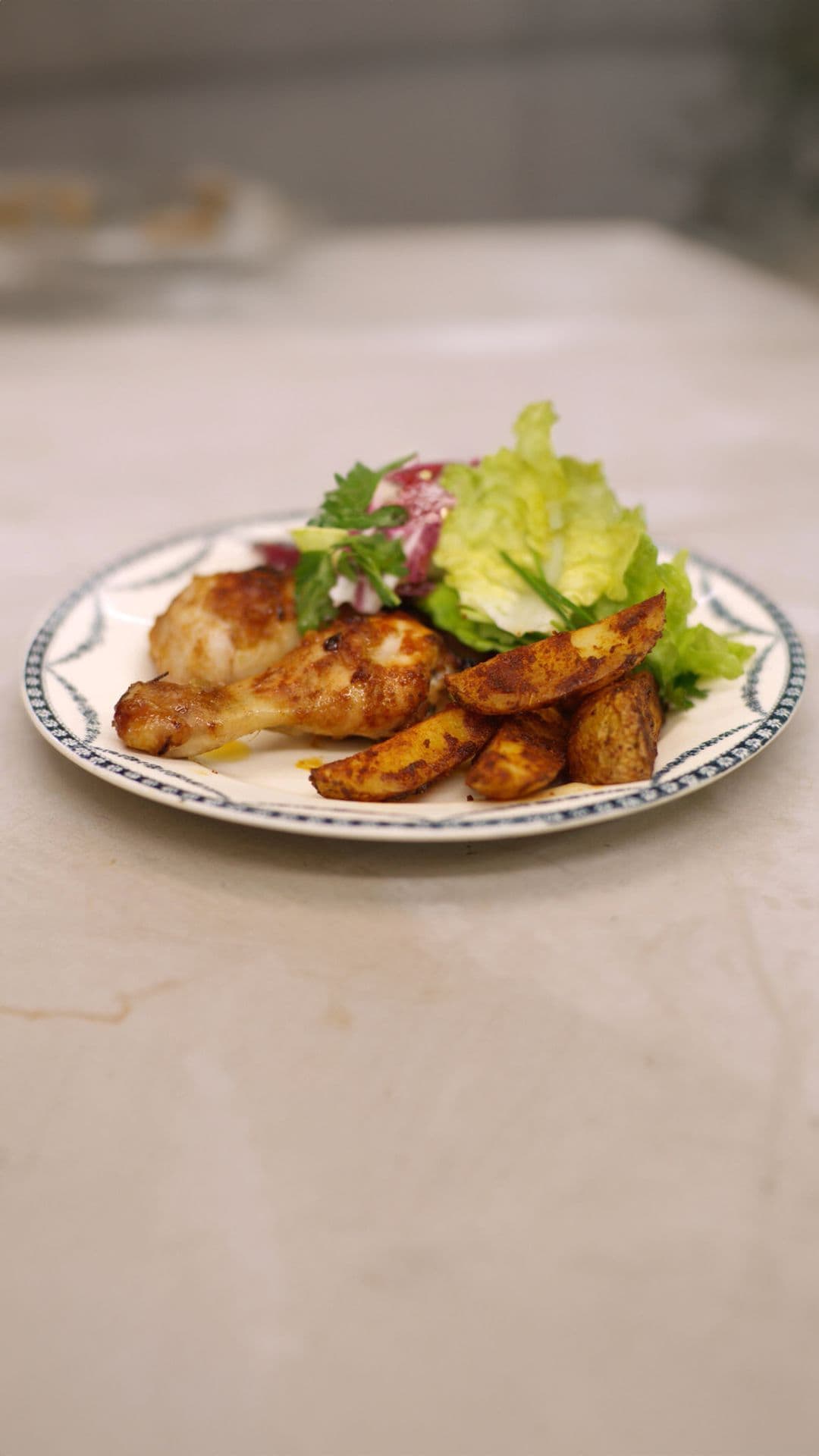 Gemarineerde drumsticks met sla en pittige aardappelpartjes