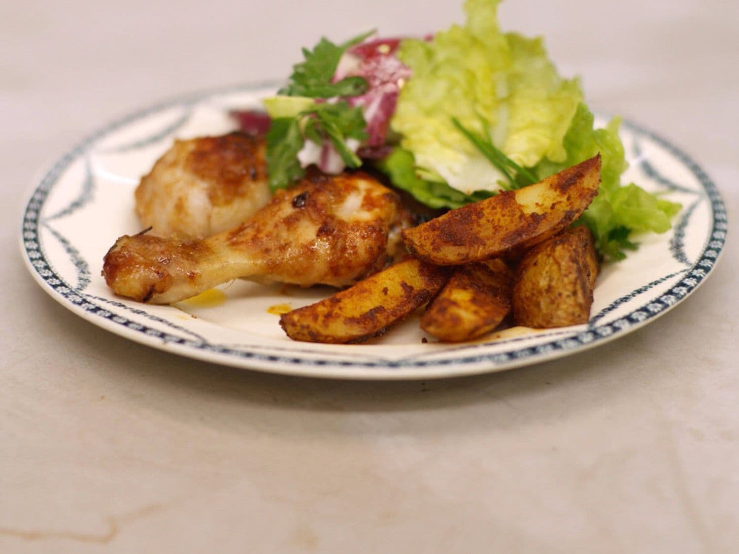Gemarineerde drumsticks met sla en pittige aardappelpartjes