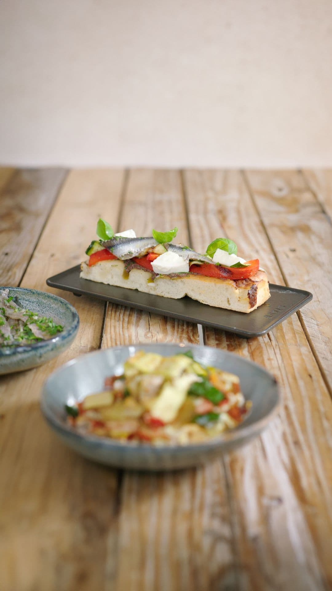 Focaccia met gegrilde groenten en ansjovis