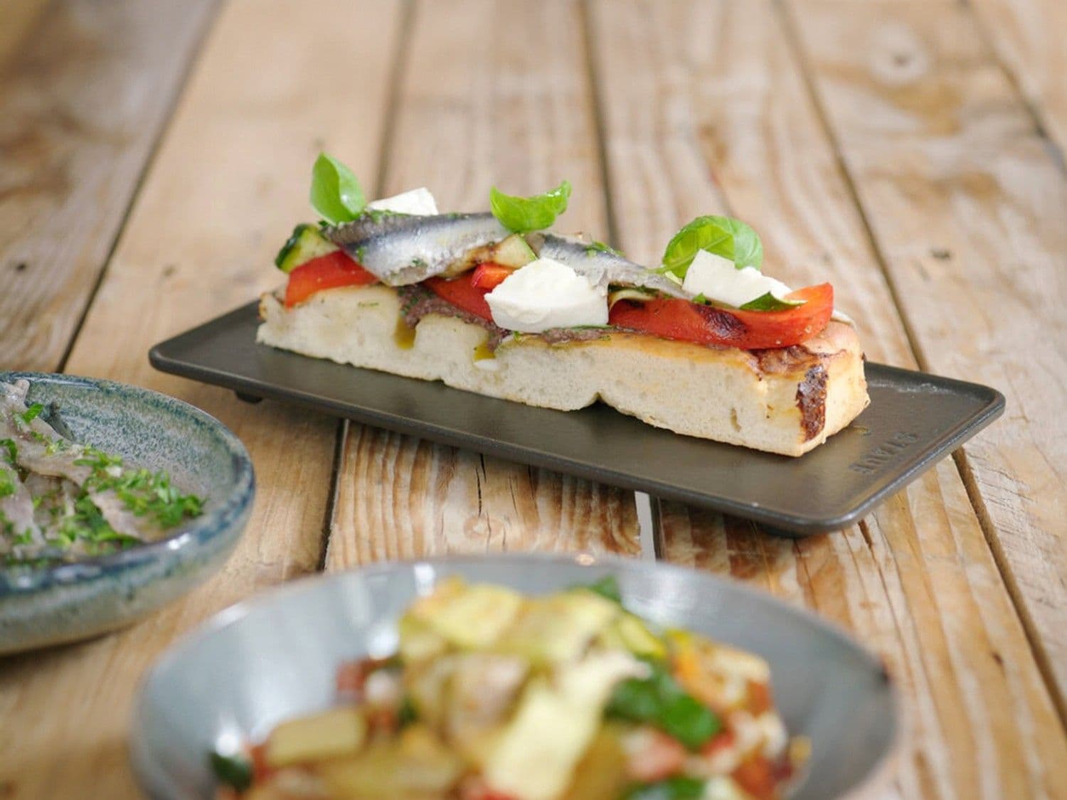 Focaccia met gegrilde groenten en ansjovis