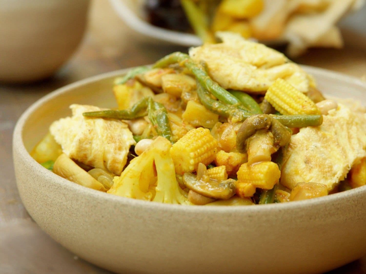 Groentecurry met noedels en omelet