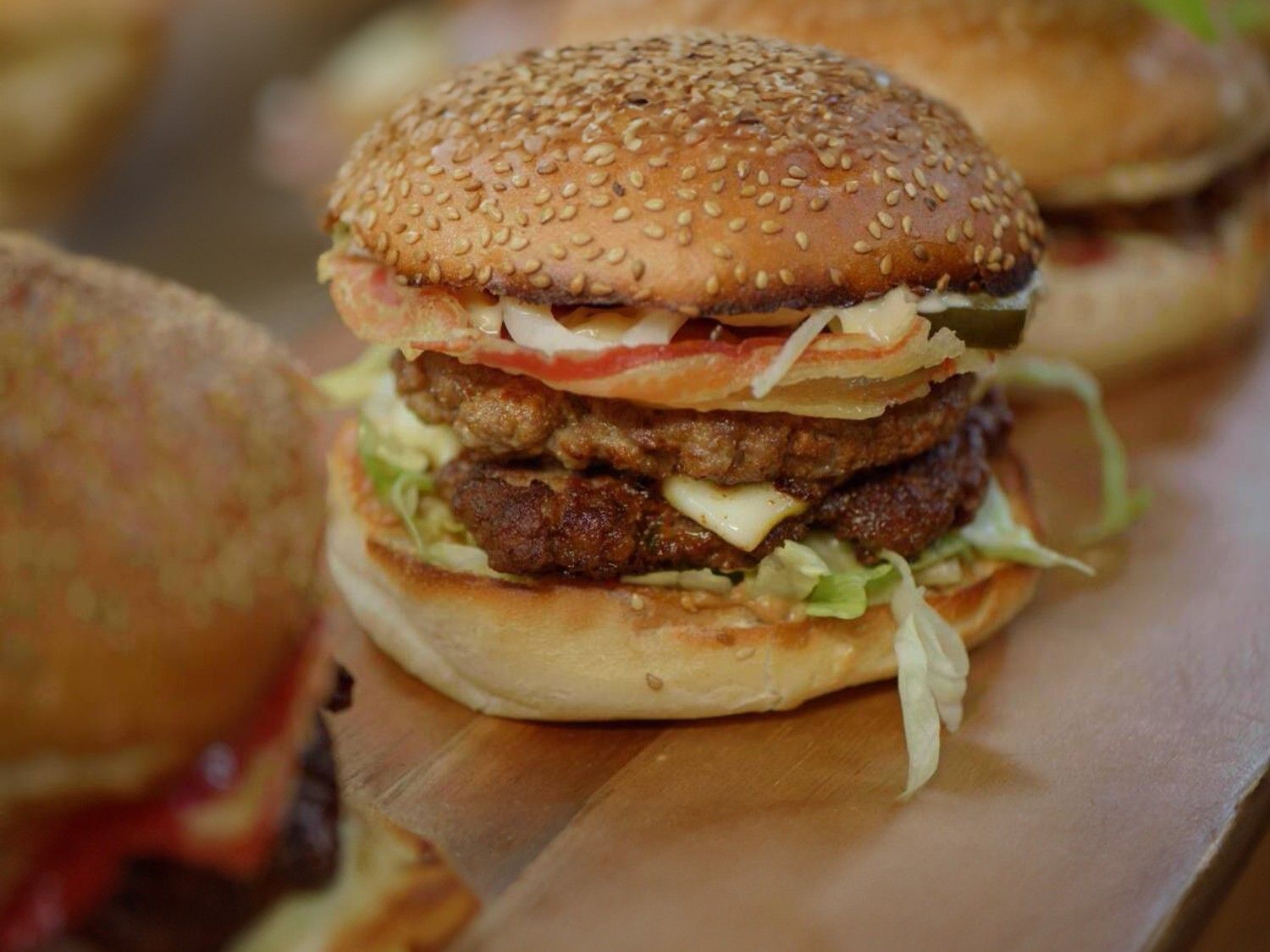 Cheeseburger met abdijkaas, pancetta en pepermayonaise
