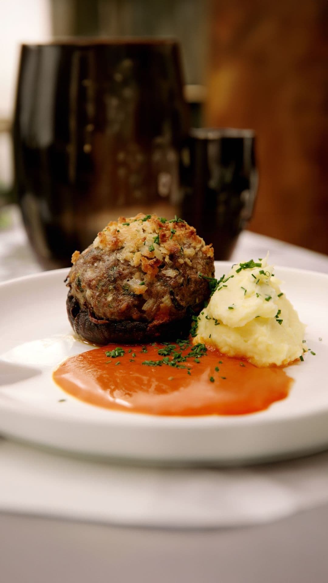 Gevulde portobello’s met tomatensaus en puree