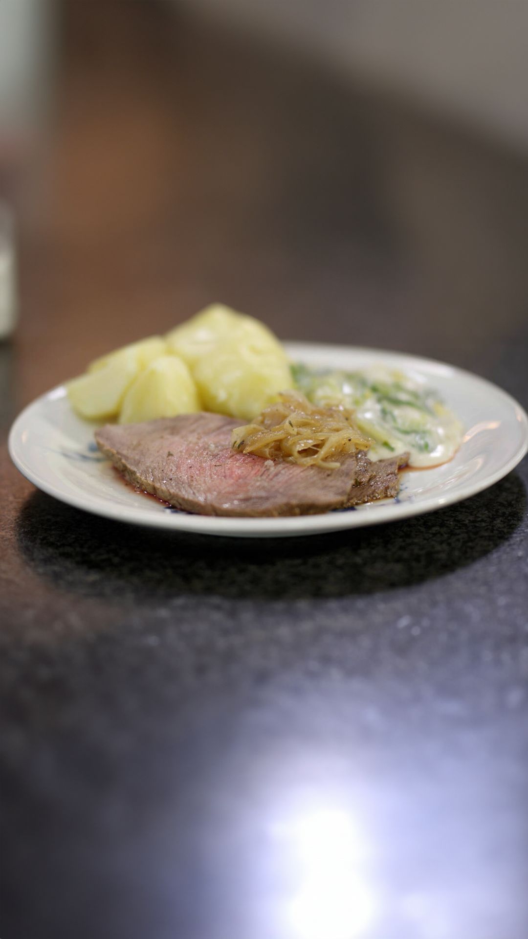 Rosbief met andijvie in witte saus en gekookte aardappelen