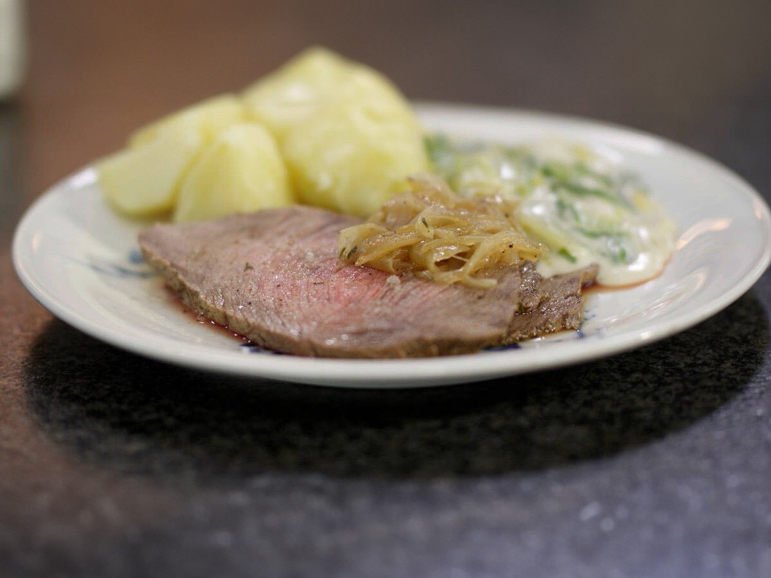 Rosbief met andijvie in witte saus en gekookte aardappelen