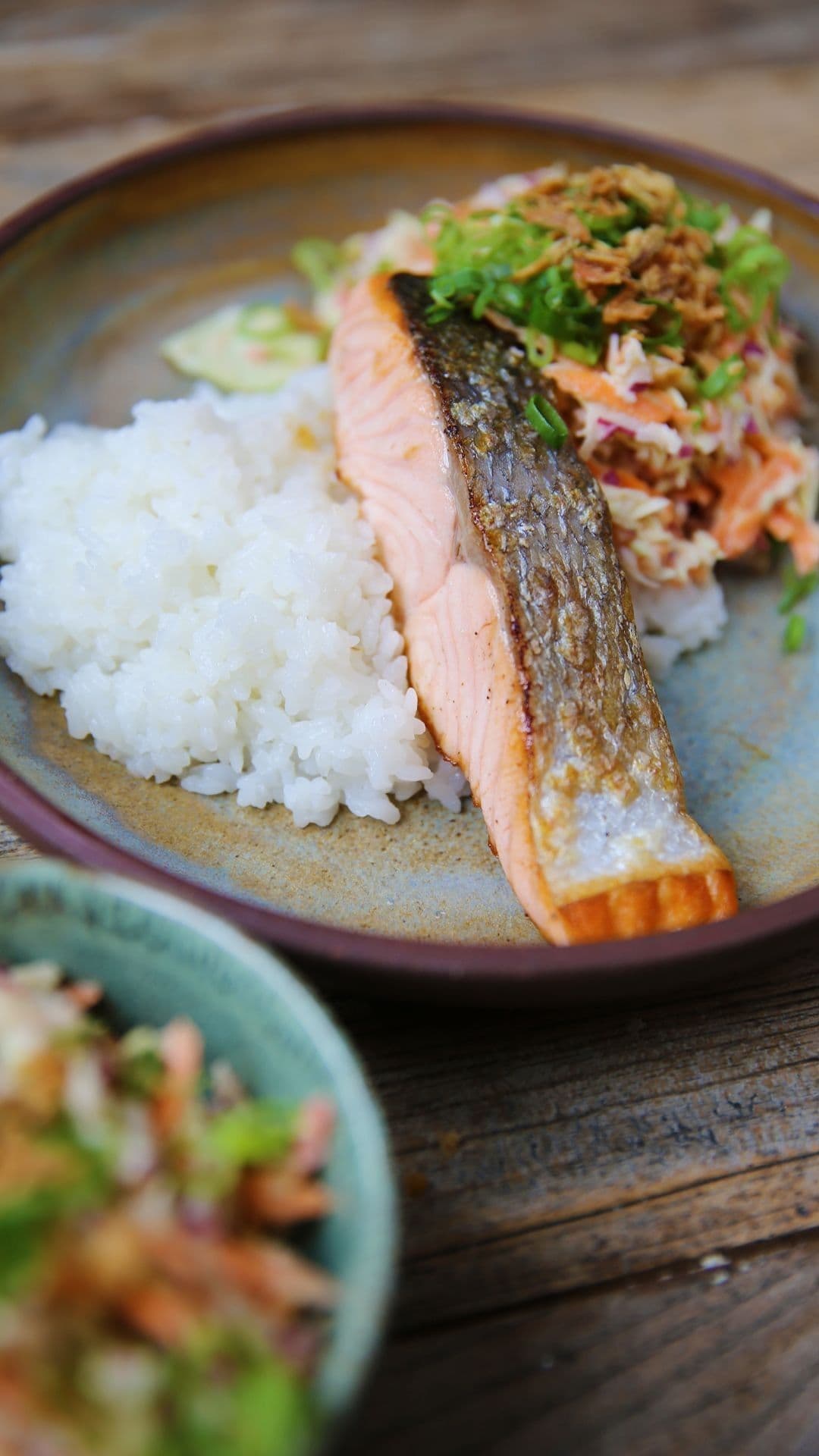 Zalm met sushirijst en oosterse coleslaw