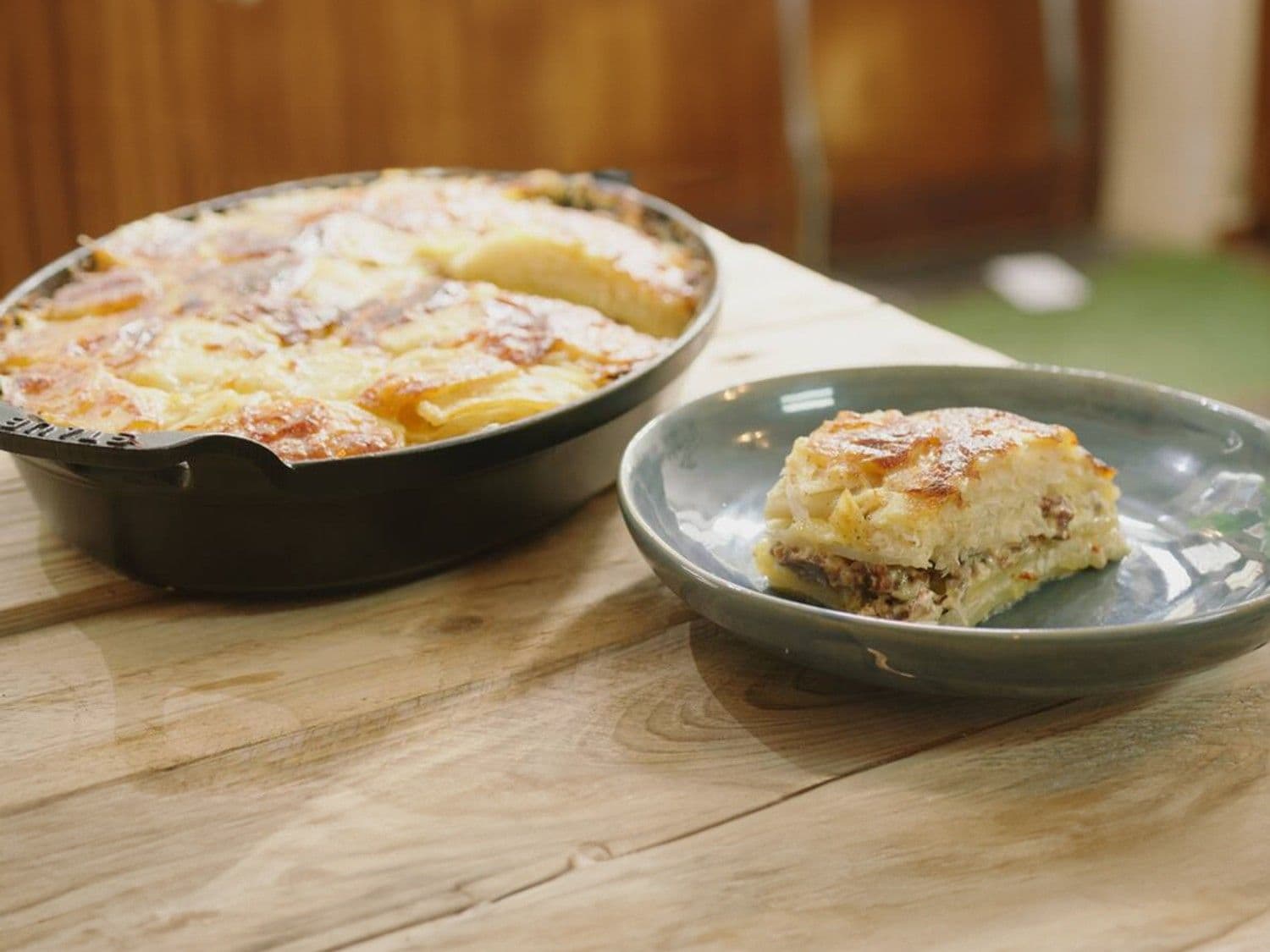 Aardappelgratin met lamsgehakt en witte kool