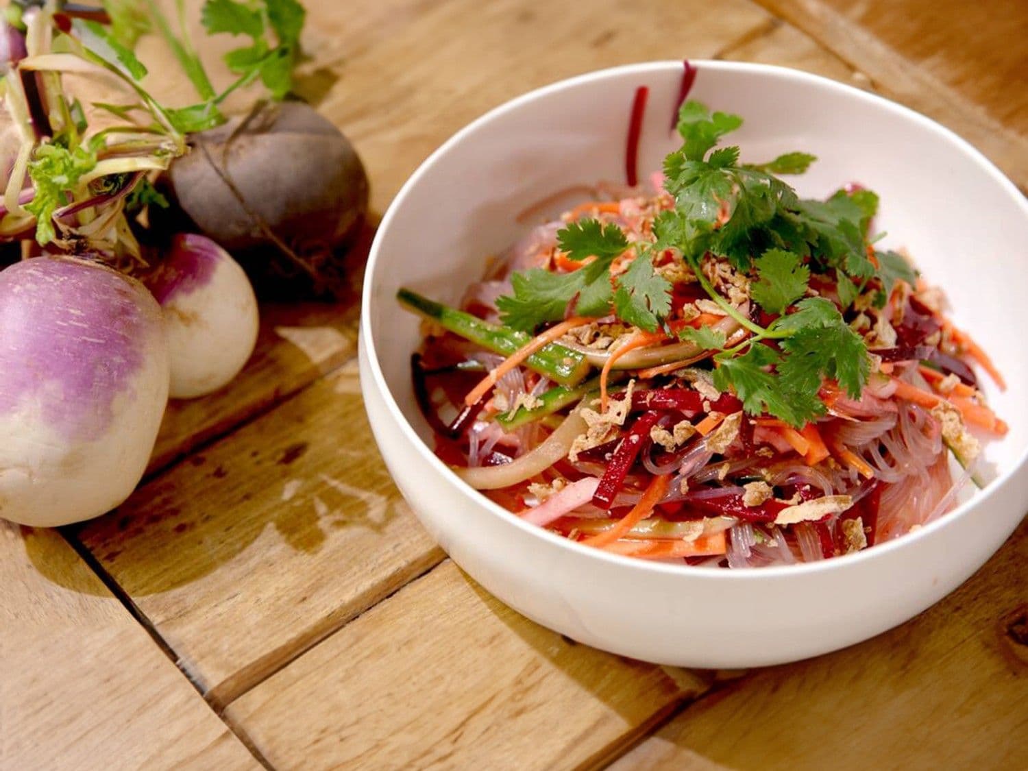 Oosterse noedelsalade met rode biet, raap en misovinaigrette