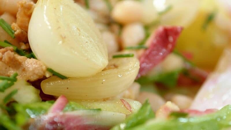 Salade met witte boontjes, roodlof en lauwe spekvinaigrette