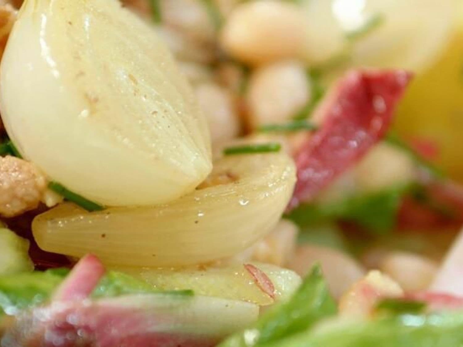 Salade met witte boontjes, roodlof en lauwe spekvinaigrette