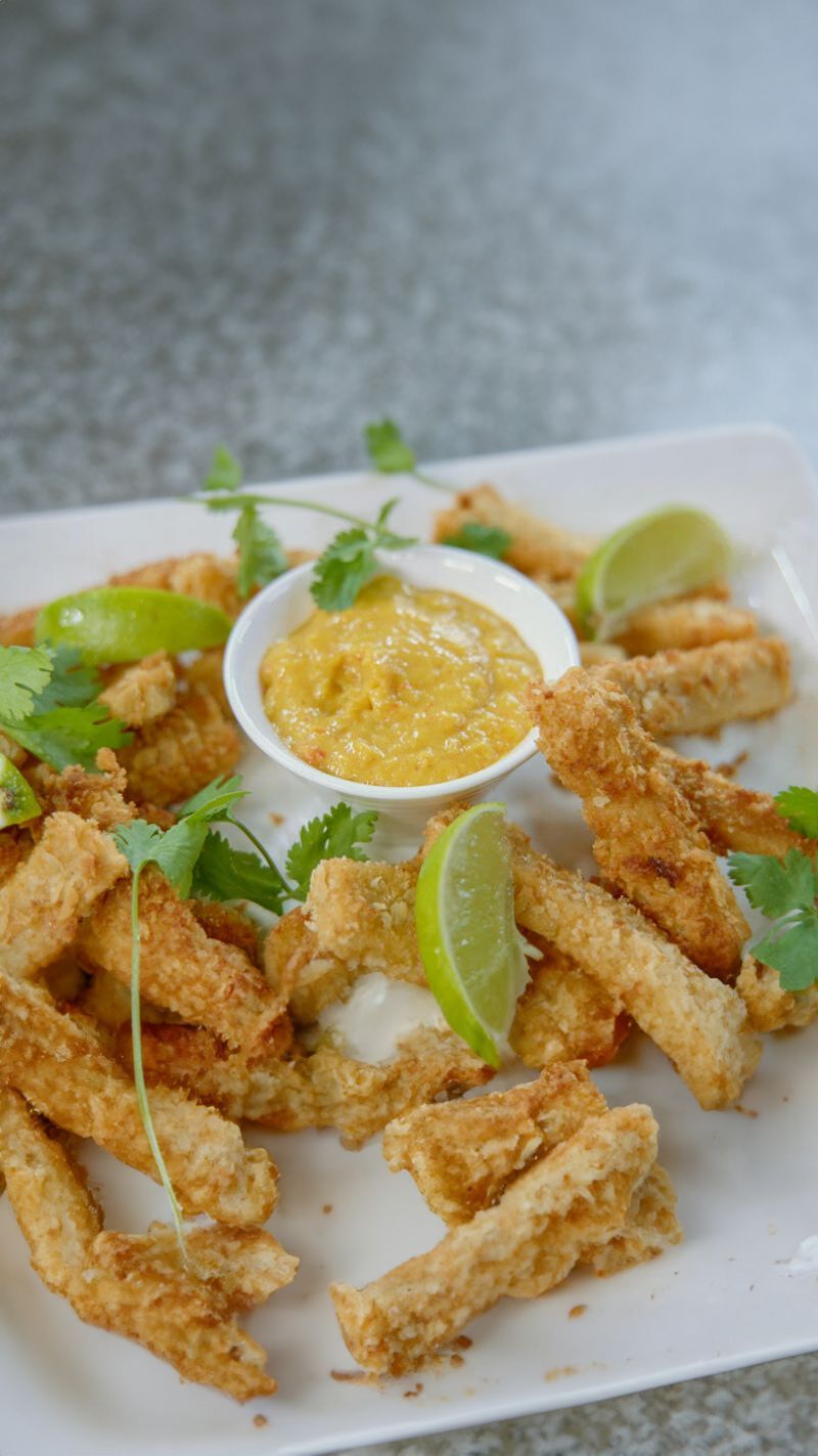 Fritters van kikkererwtenbloem met mangodip