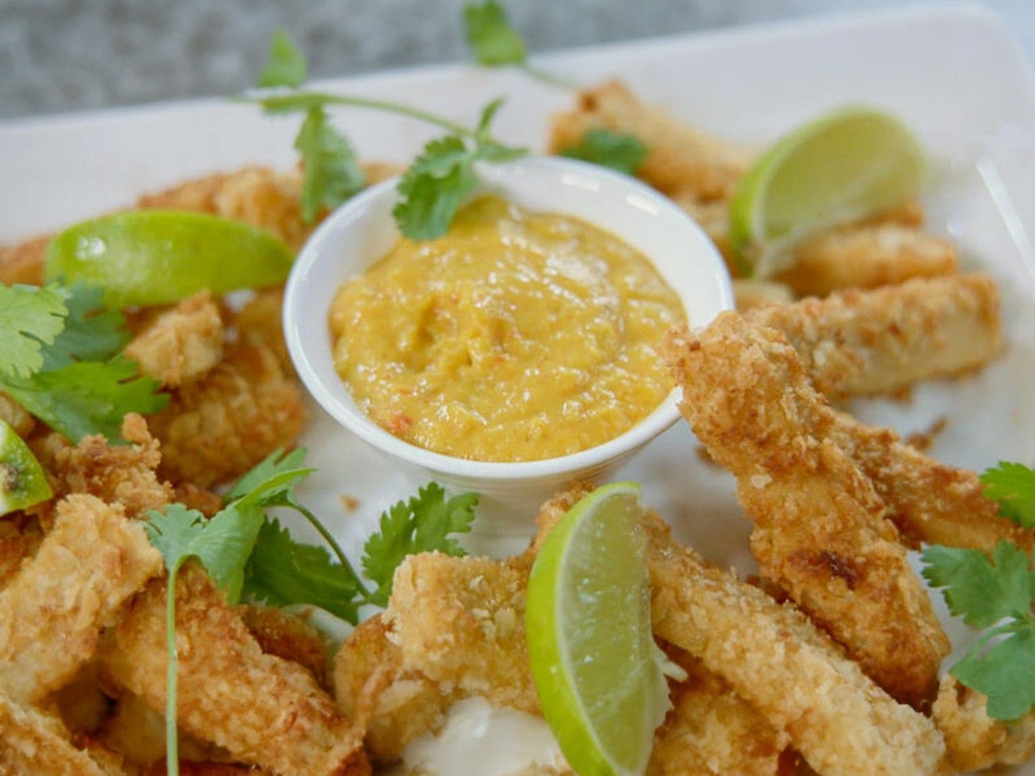 Fritters van kikkererwtenbloem met mangodip