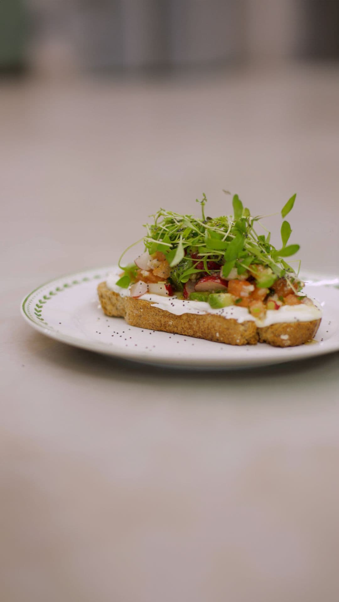 Bruine boterham met plattekaas en salade van radijs