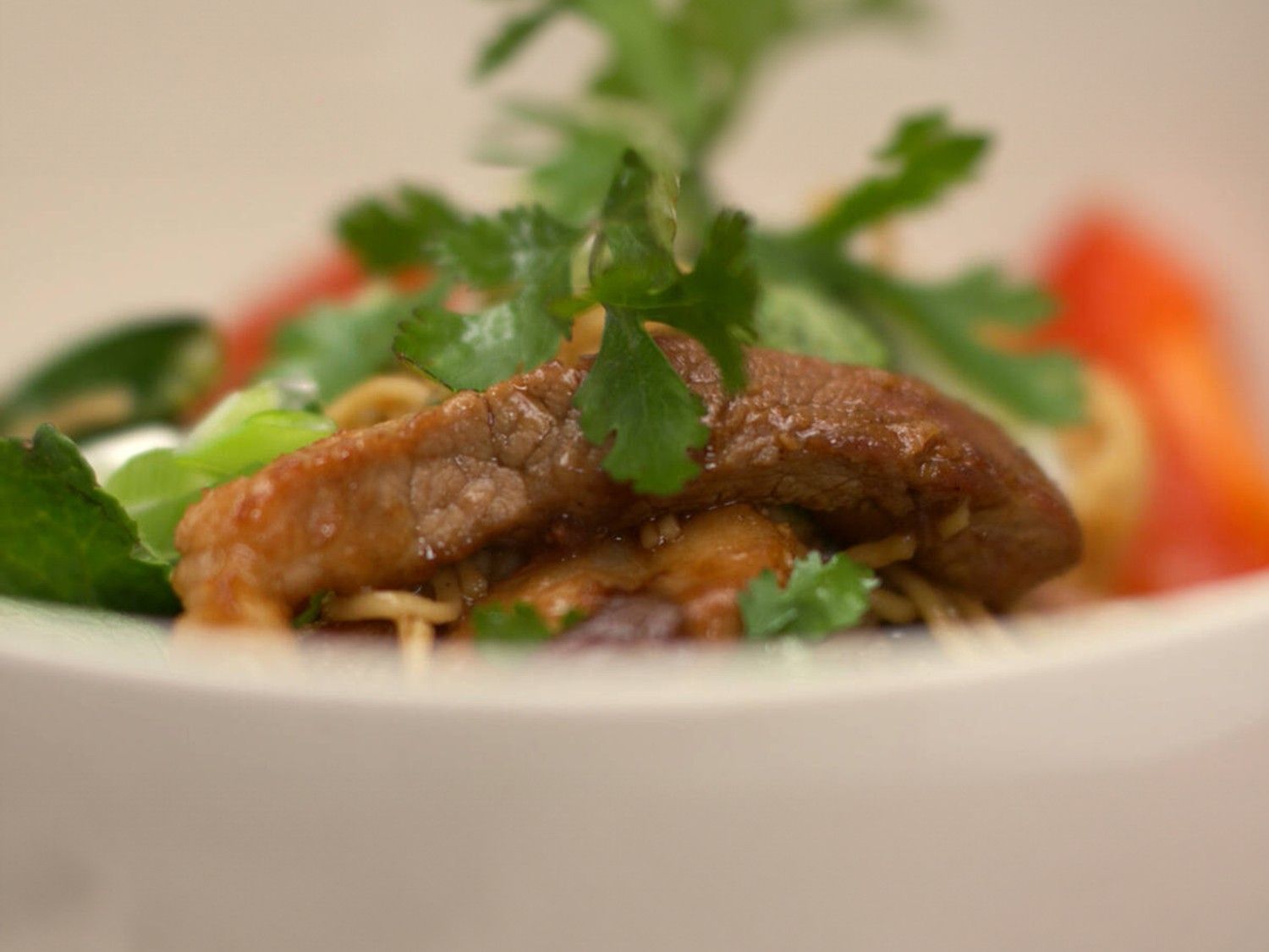 Wok met varkensreepjes en noedels