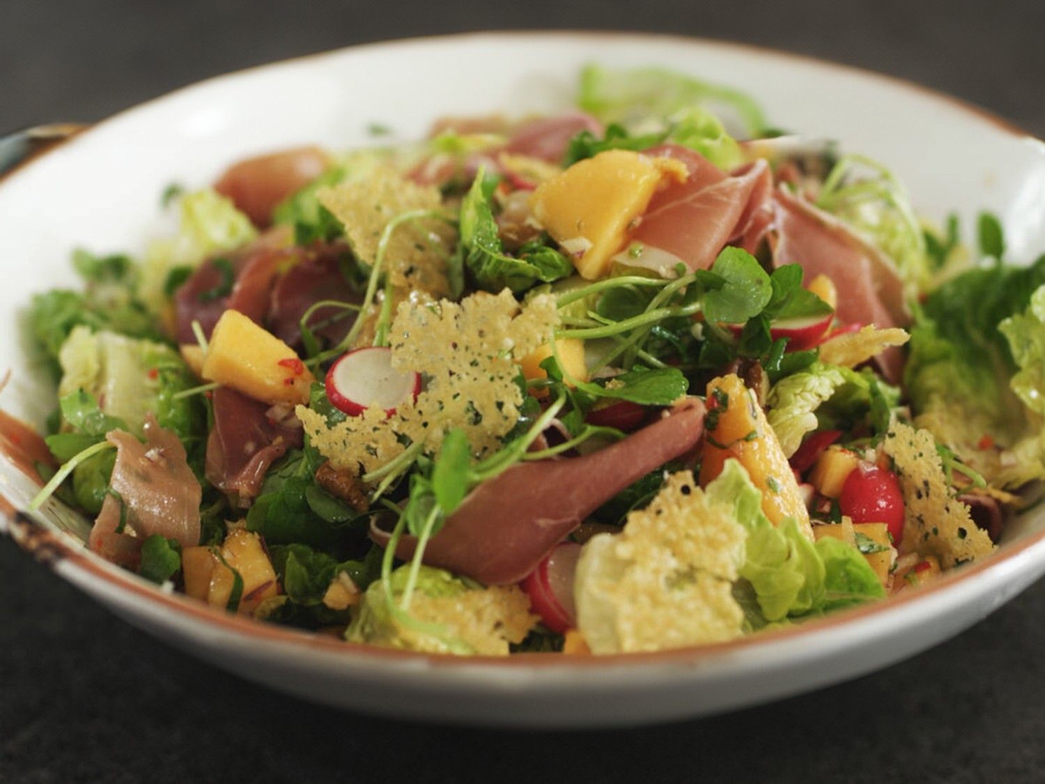 Salade met rauwe ham en meloensalsa