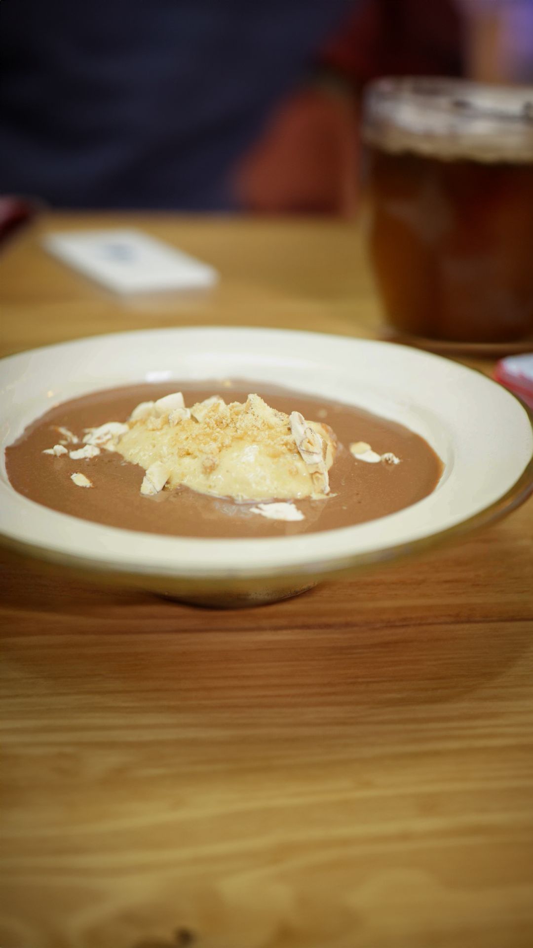 Soepje van chocolade, pinda-karamelmousse en nougat