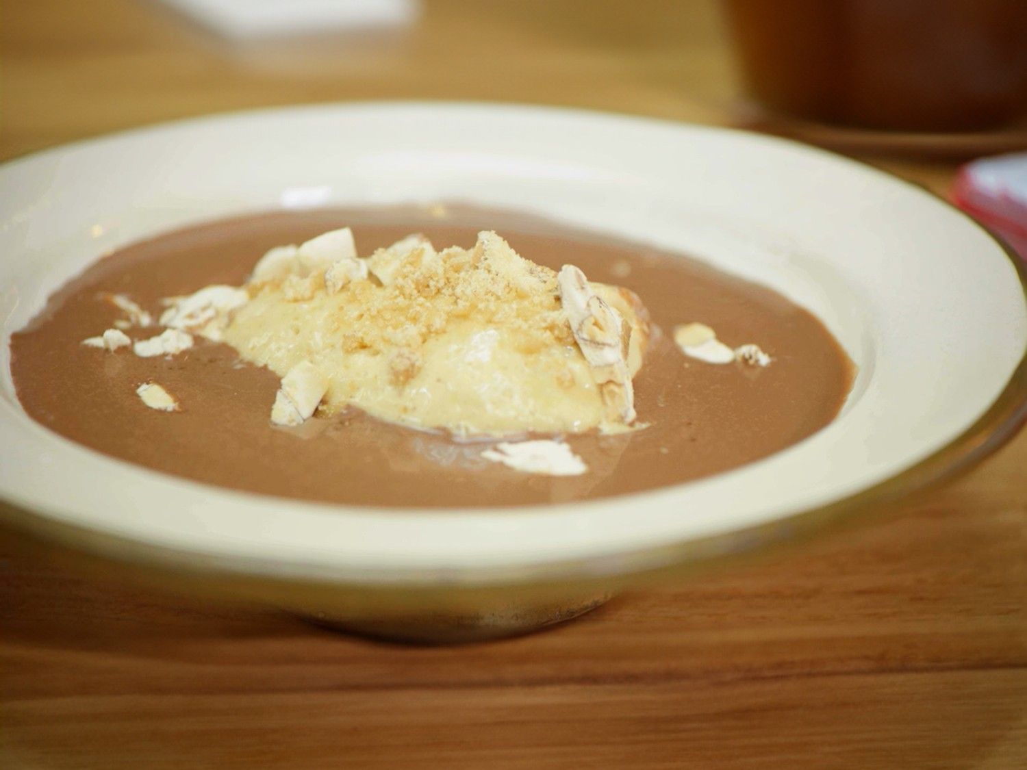 Soepje van chocolade, pinda-karamelmousse en nougat