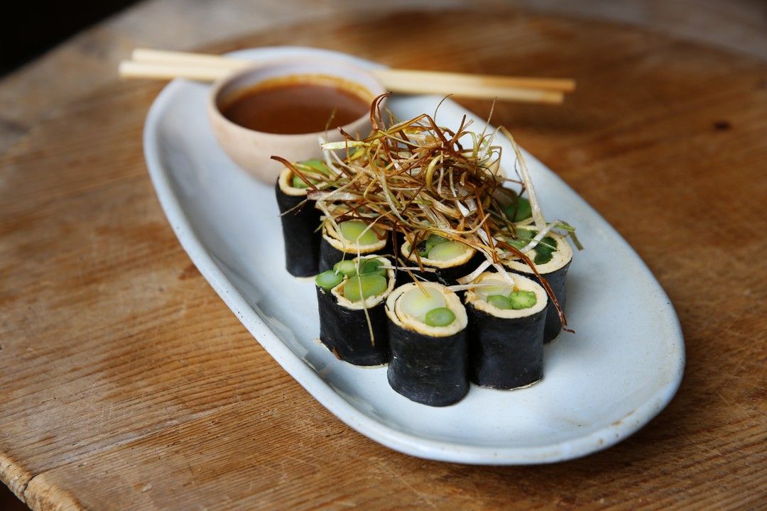 Sushi met omelet, jonge prei en groene asperges met misodressing